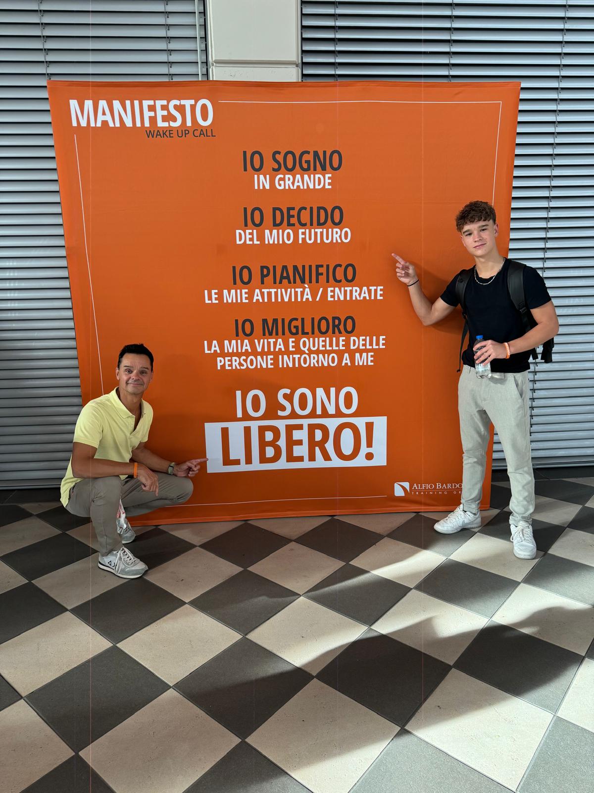 Nicolò con suo padre a un evento